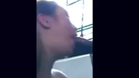 یک زن با شلوار تنگ م ...