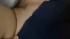 یک دختر کوچک نشسته ش ...