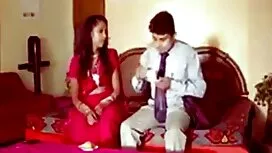 یک دختر با موهای صور ...