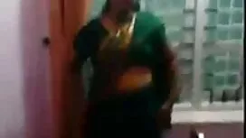 یک دختر که به نظر می ...